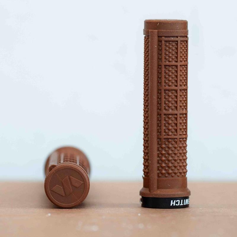 ROČKE KRMILA SWITCH PULSE LOCK-ON - RJAVE