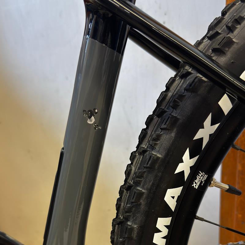 GORSKO KOLO MONDRAKER CHRONO CARBON DC R - POŠKODBA BARVE